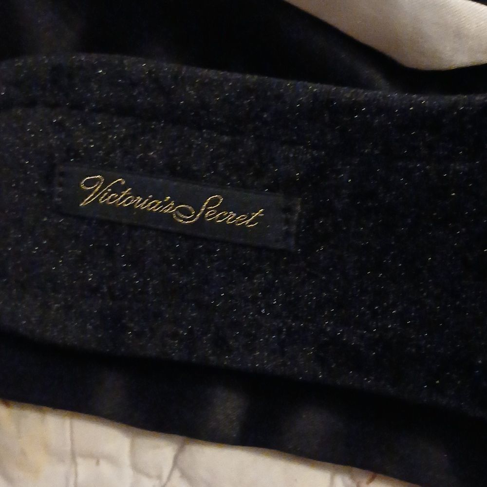 Victoria Secret - Picture 2 of 5